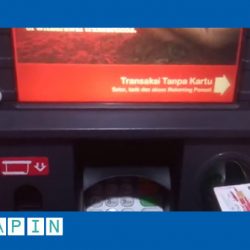 Masukkan kartu ATM ke mesin ATM.