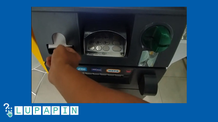 10.Tunggu hingga mesin ATM mencetak bukti transaksi.