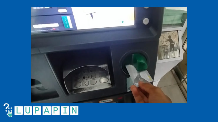 2.Masukkanlah kartu Mandiri Syariah ke mesin ATM.